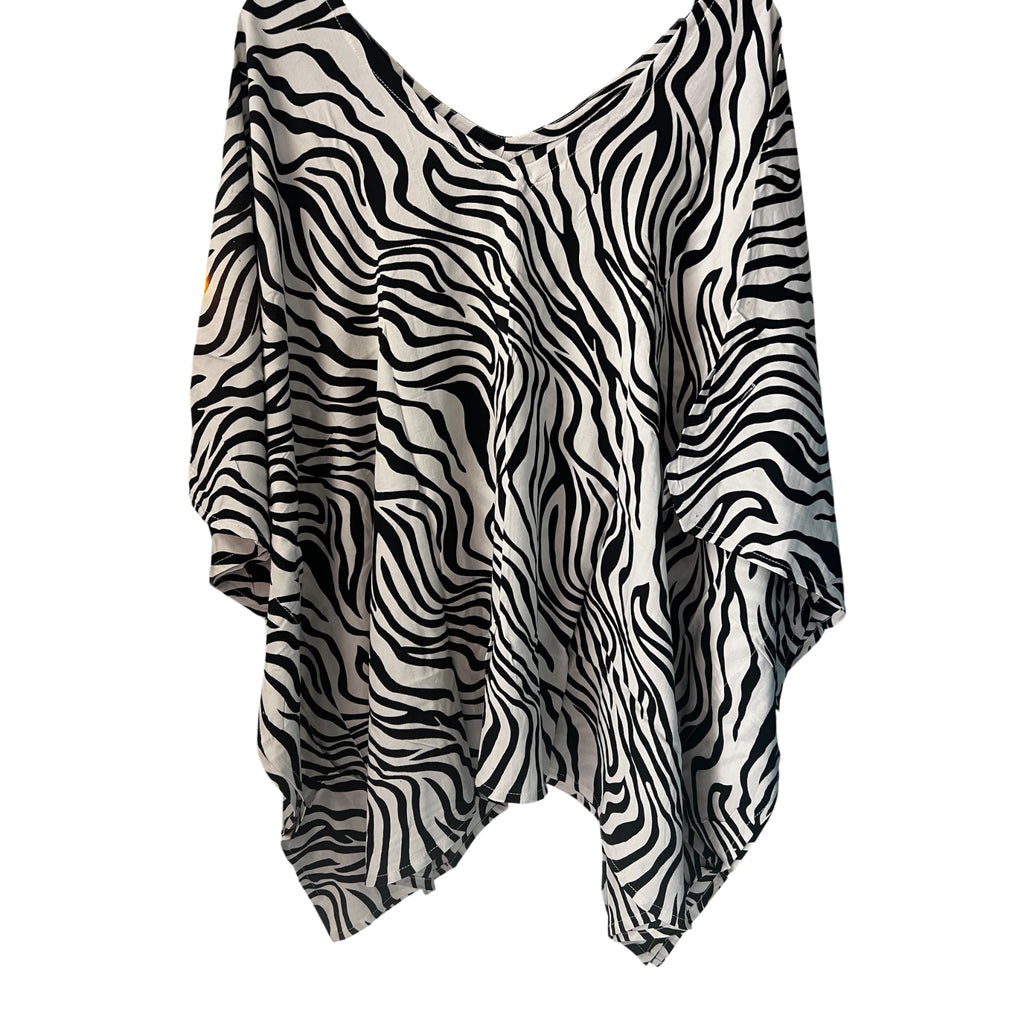 Luna serena wijde tuniek  zwart witte ruime tuniek is one size en past voor alle maten tot 58 Valt mooi soepel is van de bekende Luna Serna viscose stofVoor en achter zit een V hals One size van 42 tot 58 zwart wit