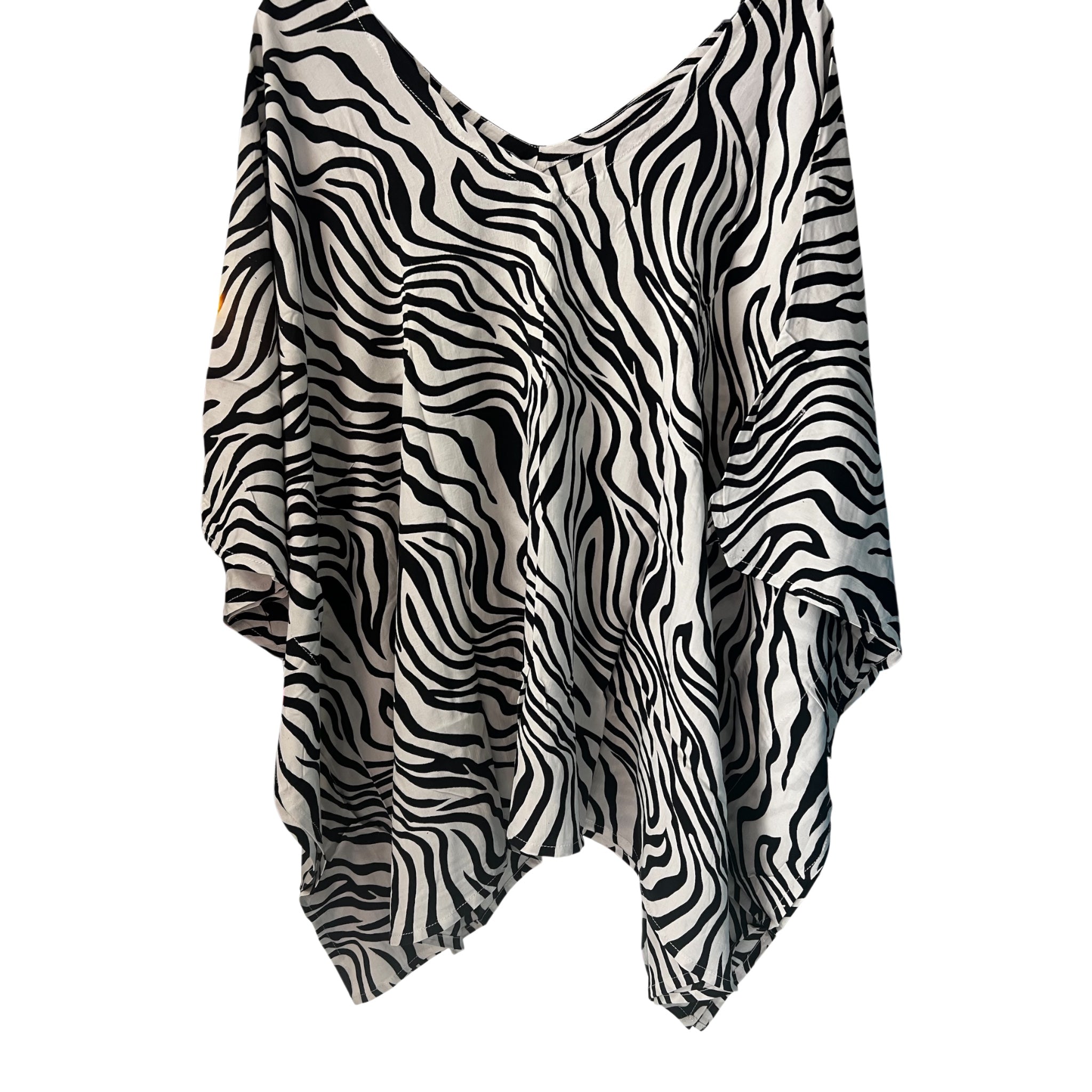 Luna serena wijde tuniek  zwart witte ruime tuniek is one size en past voor alle maten tot 58 Valt mooi soepel is van de bekende Luna Serna viscose stofVoor en achter zit een V hals One size van 42 tot 58 zwart wit