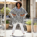 Luna serena wijde tuniek  zwart witte ruime tuniek is one size en past voor alle maten tot 58 Valt mooi soepel is van de bekende Luna Serna viscose stofVoor en achter zit een V hals One size van 42 tot 58 zwart wit