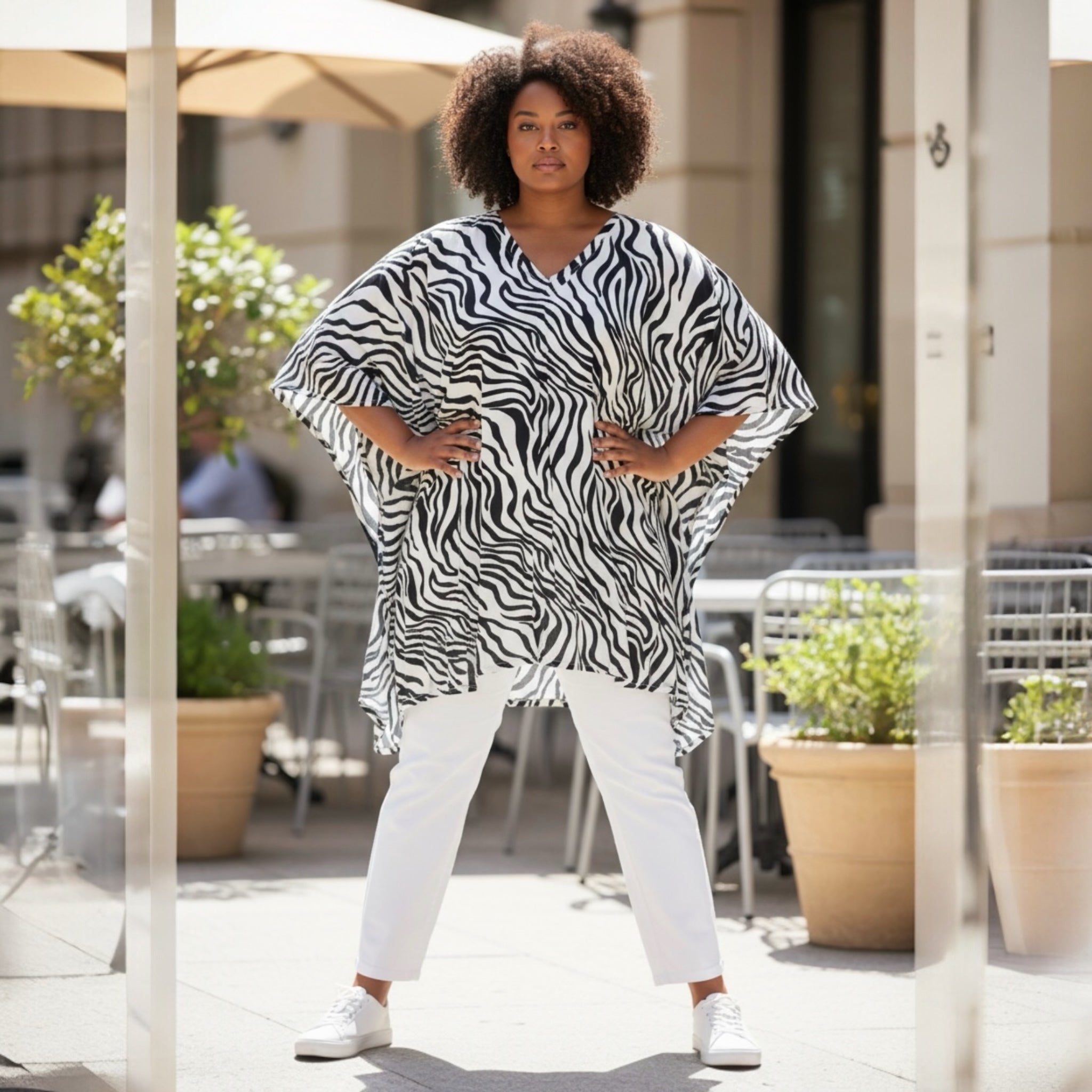 Luna serena wijde tuniek  zwart witte ruime tuniek is one size en past voor alle maten tot 58 Valt mooi soepel is van de bekende Luna Serna viscose stofVoor en achter zit een V hals One size van 42 tot 58 zwart wit