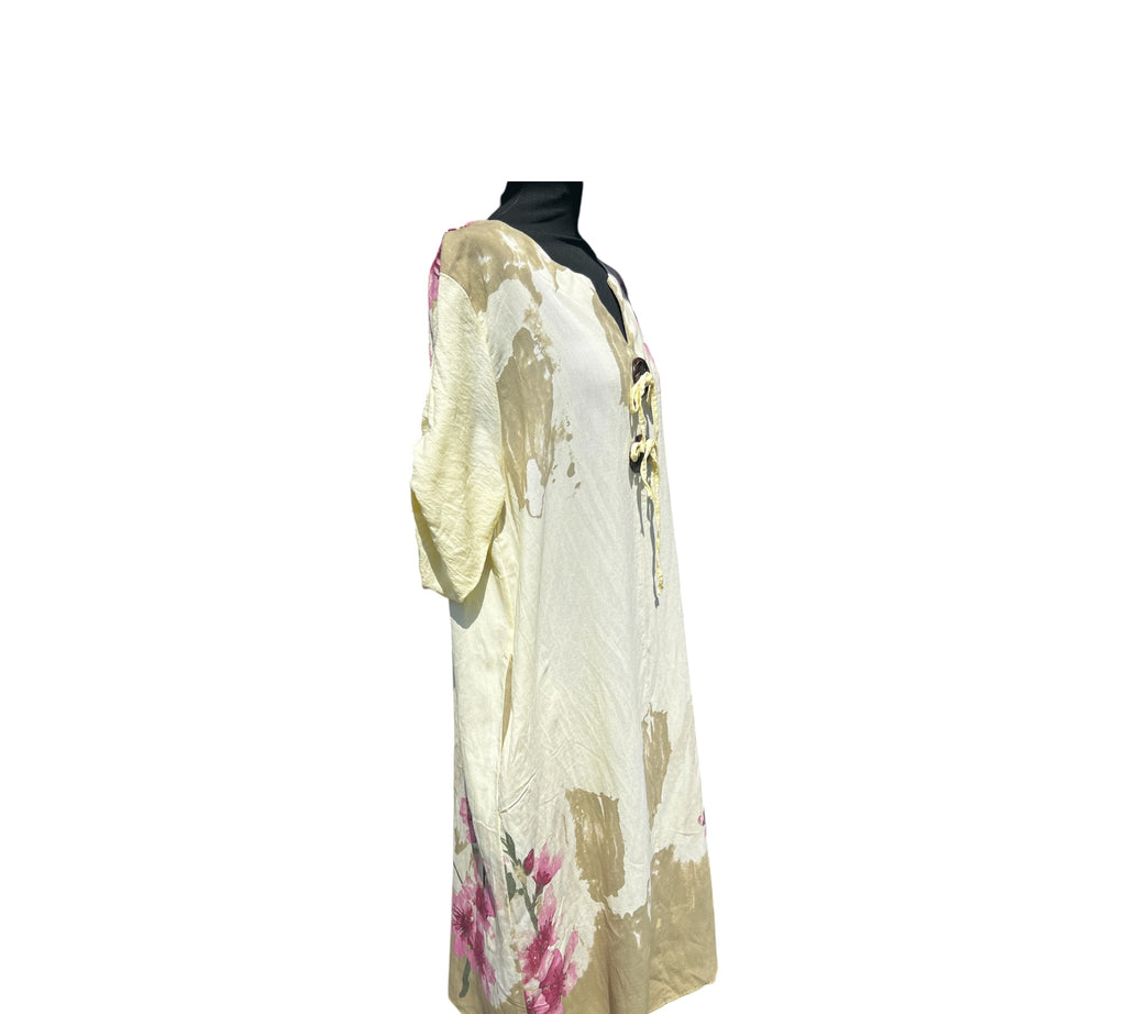 Linnen look jurk in zacht geel met bloemen motief One size past voor  46-48