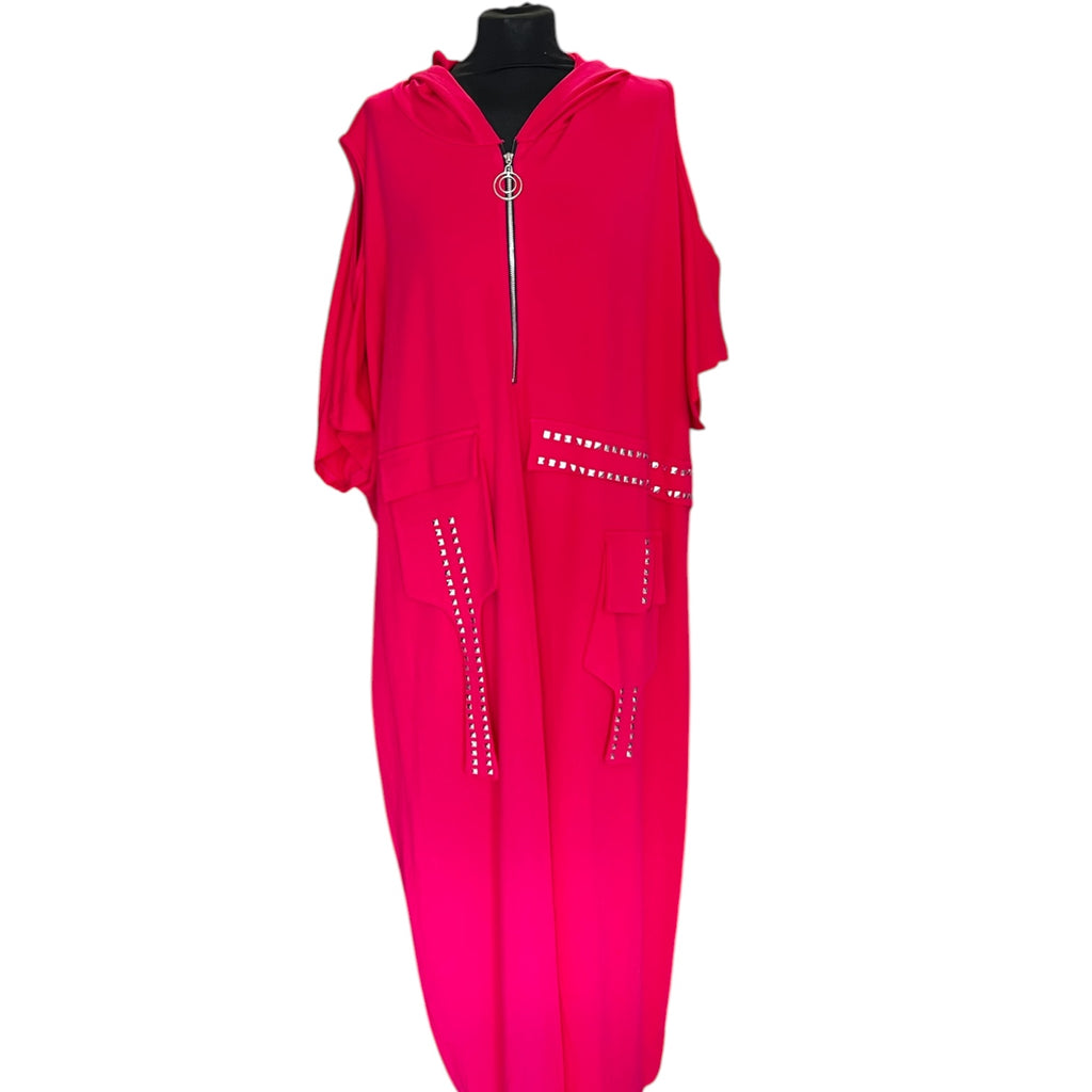 Aparte maxi jurk met capuchon en studs fucia kleur past voor maat 54-56-58