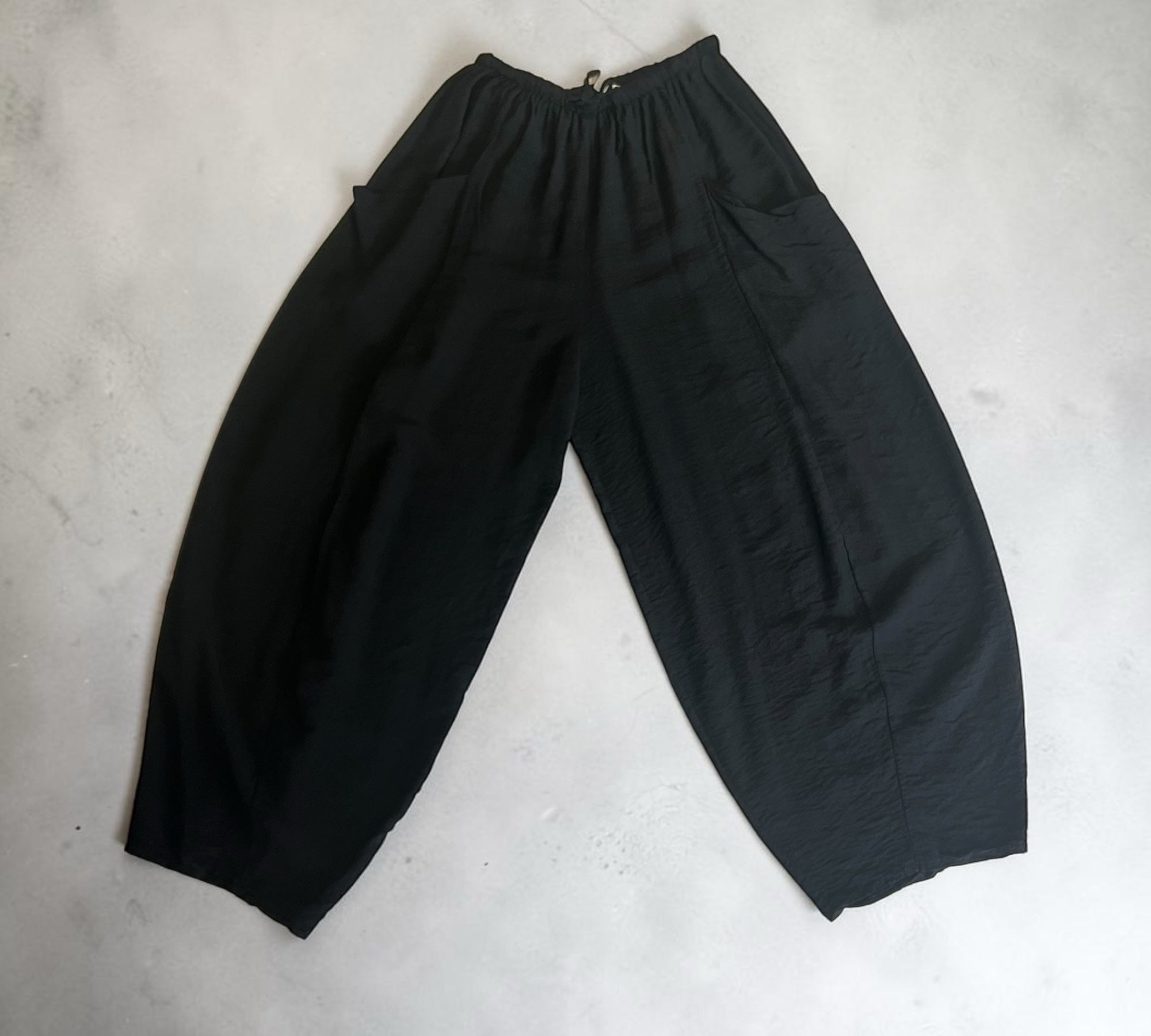 Iets ballonachtige broek zwart One size past voor maat 48-50-52
