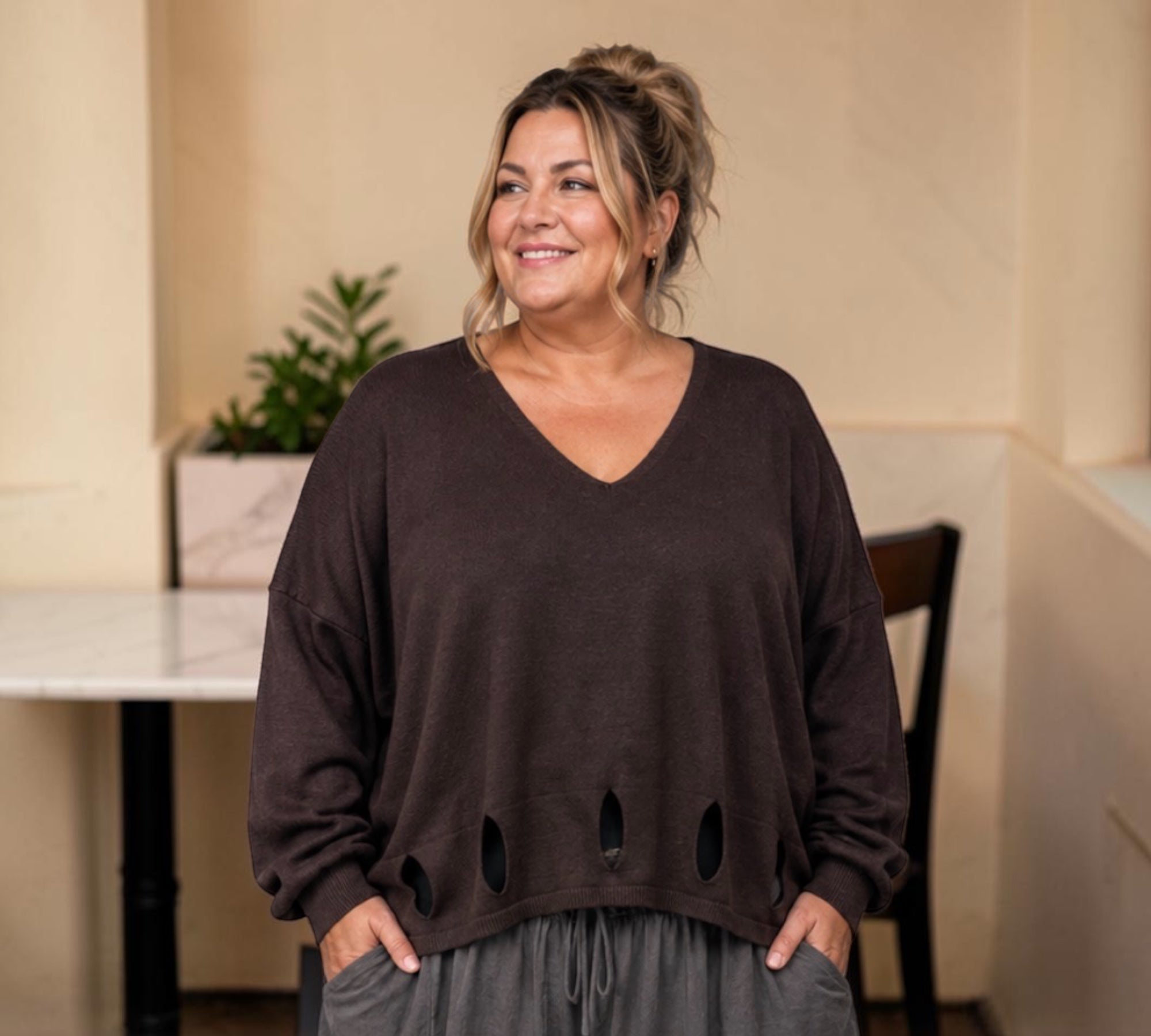 Moonshine trui met gaten onderkant One size past voor meerder maten