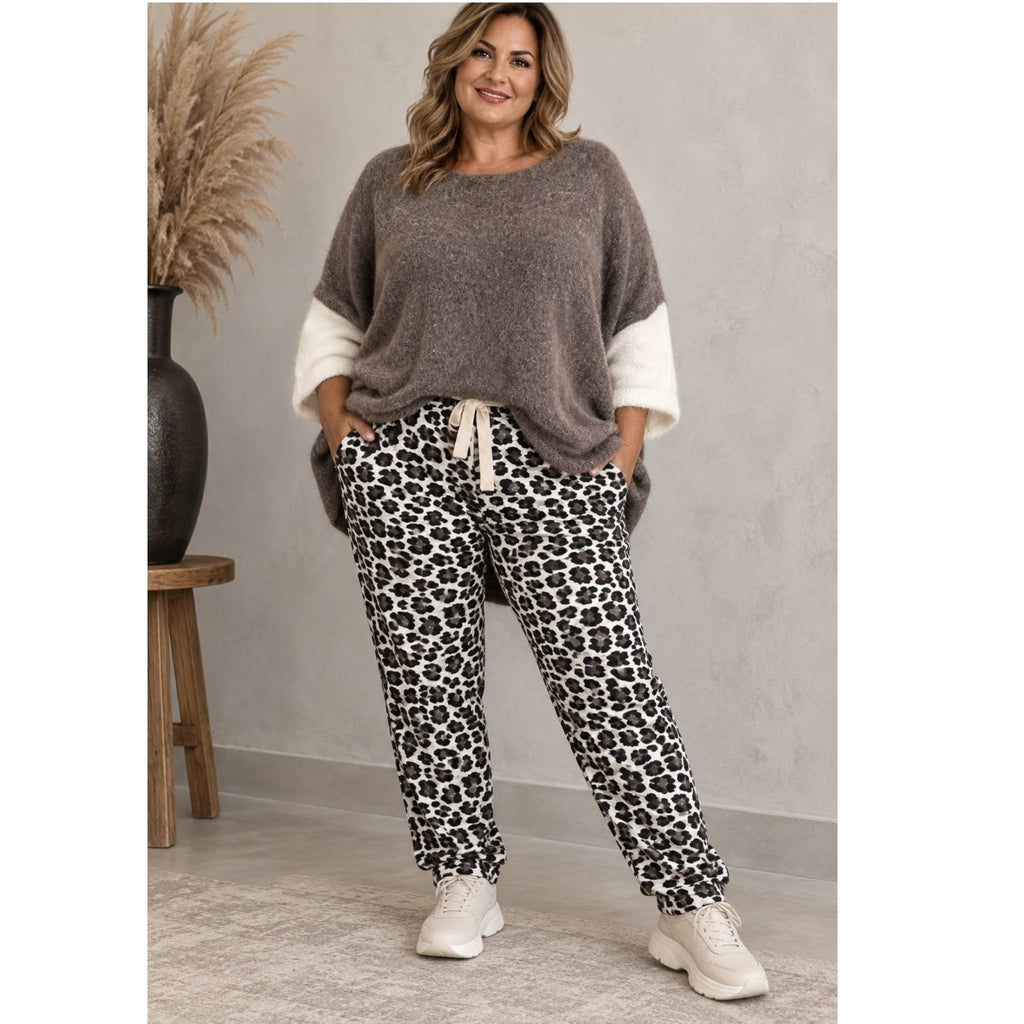 Jogger panterprint stretch  past voor meer maten 50-52-54