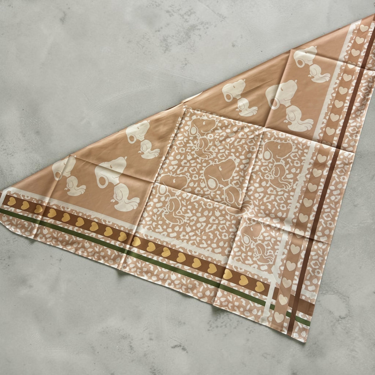 Grote driehoek sjaal omslag doek in beige tinten en Snoopy