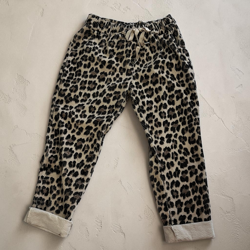 Ribcord jogger in panterprint One size past voor maat 38-40-42