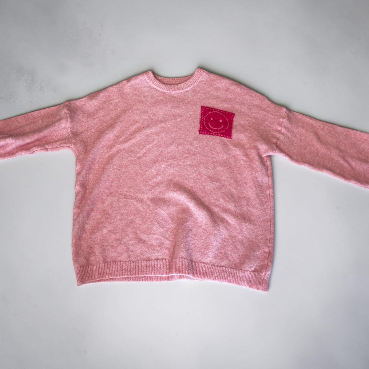 Roze  zachte trui met smiley past voor maat 48 tot  58 (one size)