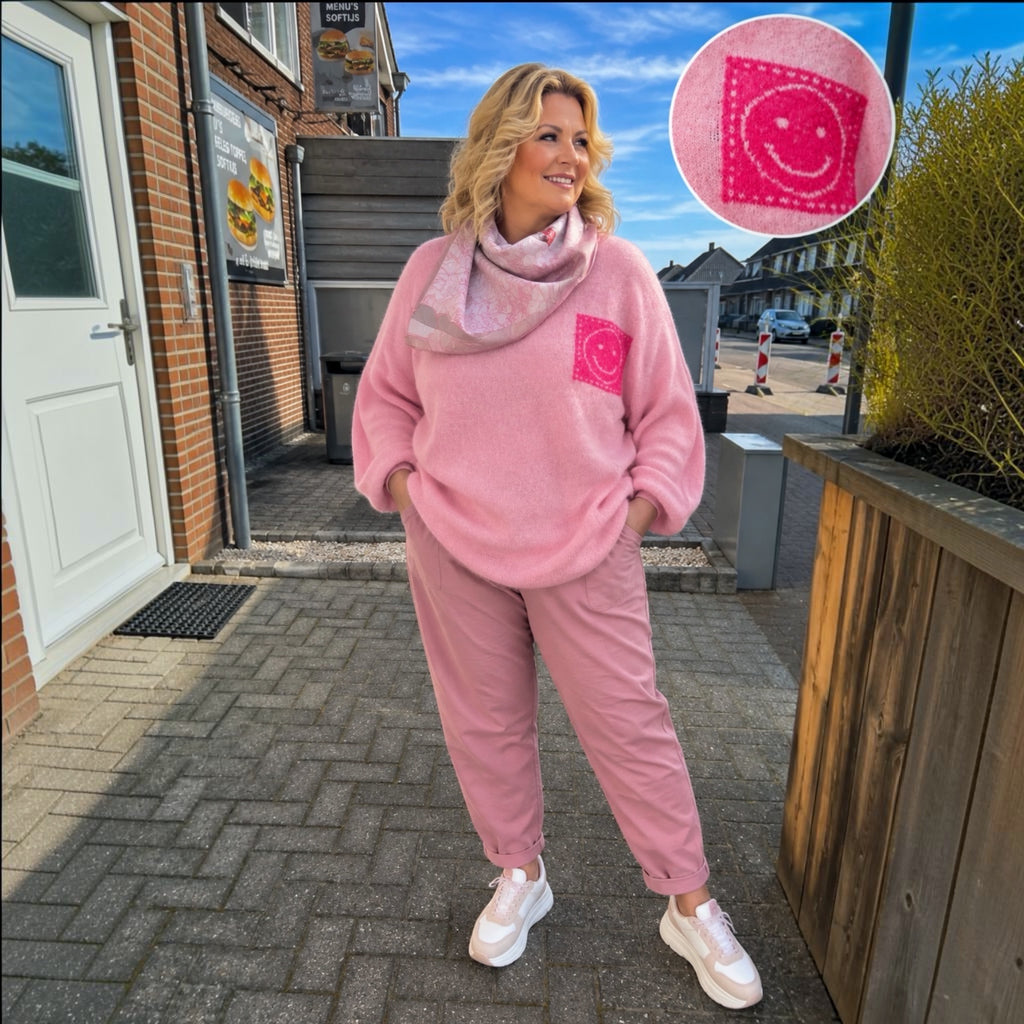 Roze  zachte trui met smiley past voor maat 48 tot  58 (one size)