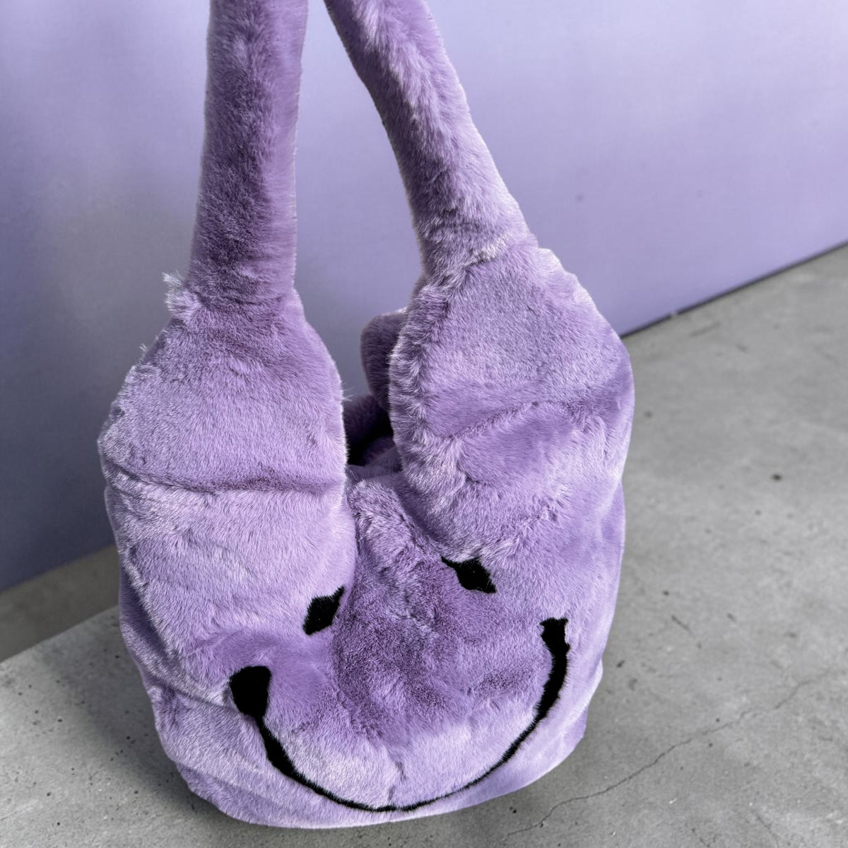 Grote fake bont tas met smiley in paars