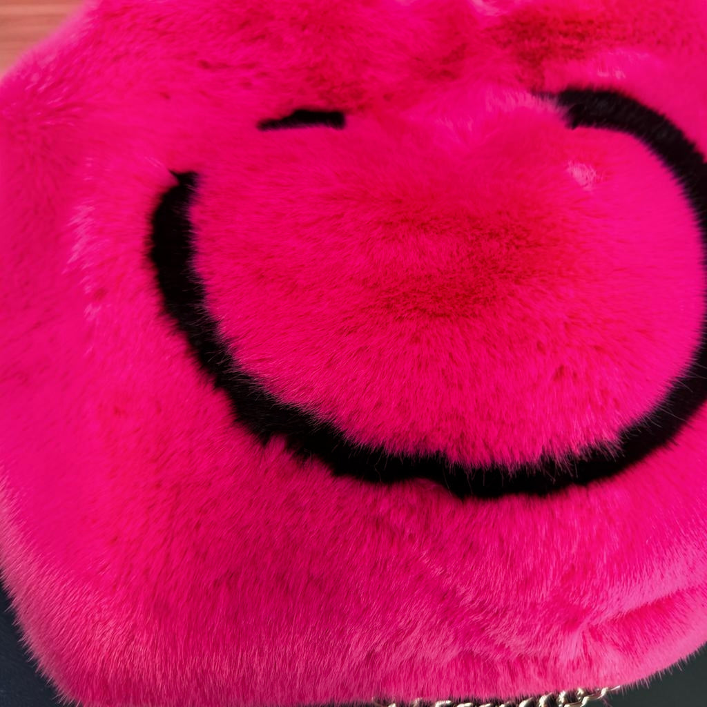 Fake bont tasje met lang hengsel in fel roze