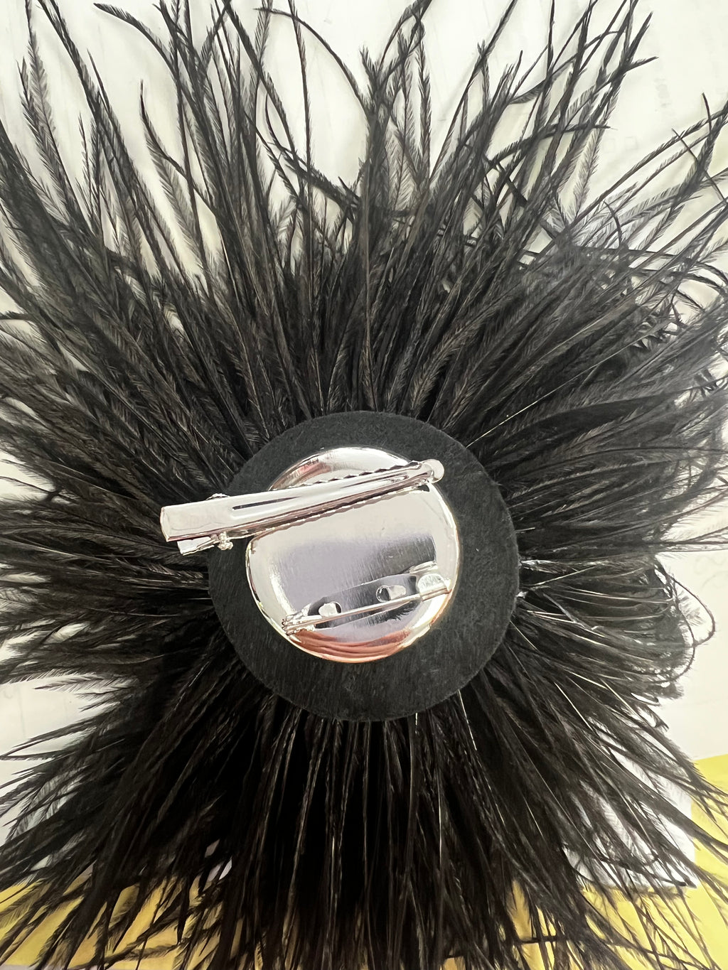 Broche veren haarspeld in zwart