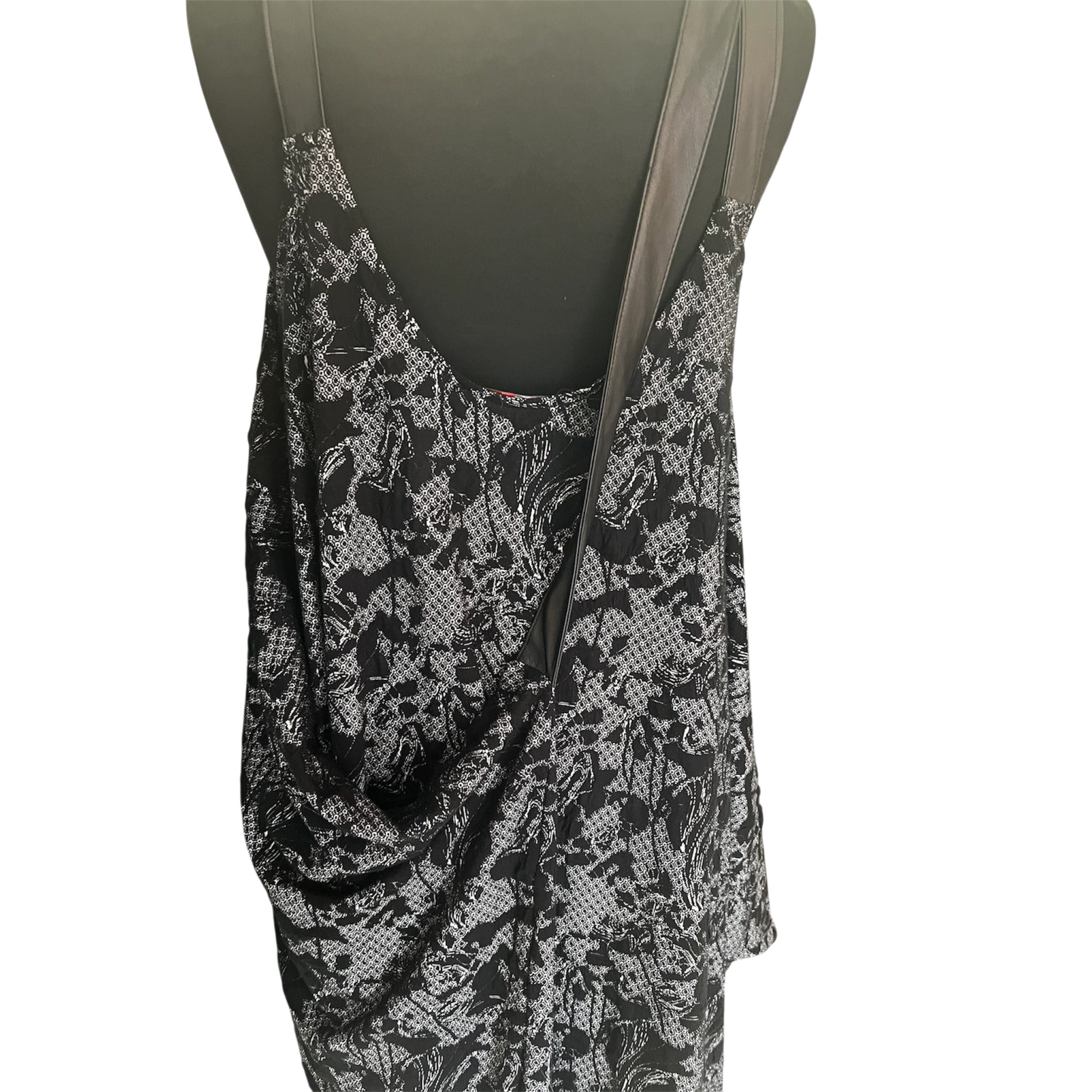 Aparte gedrapeerde mouwloze stretch  jurk van Labina Sosan AKH mt 48-50
