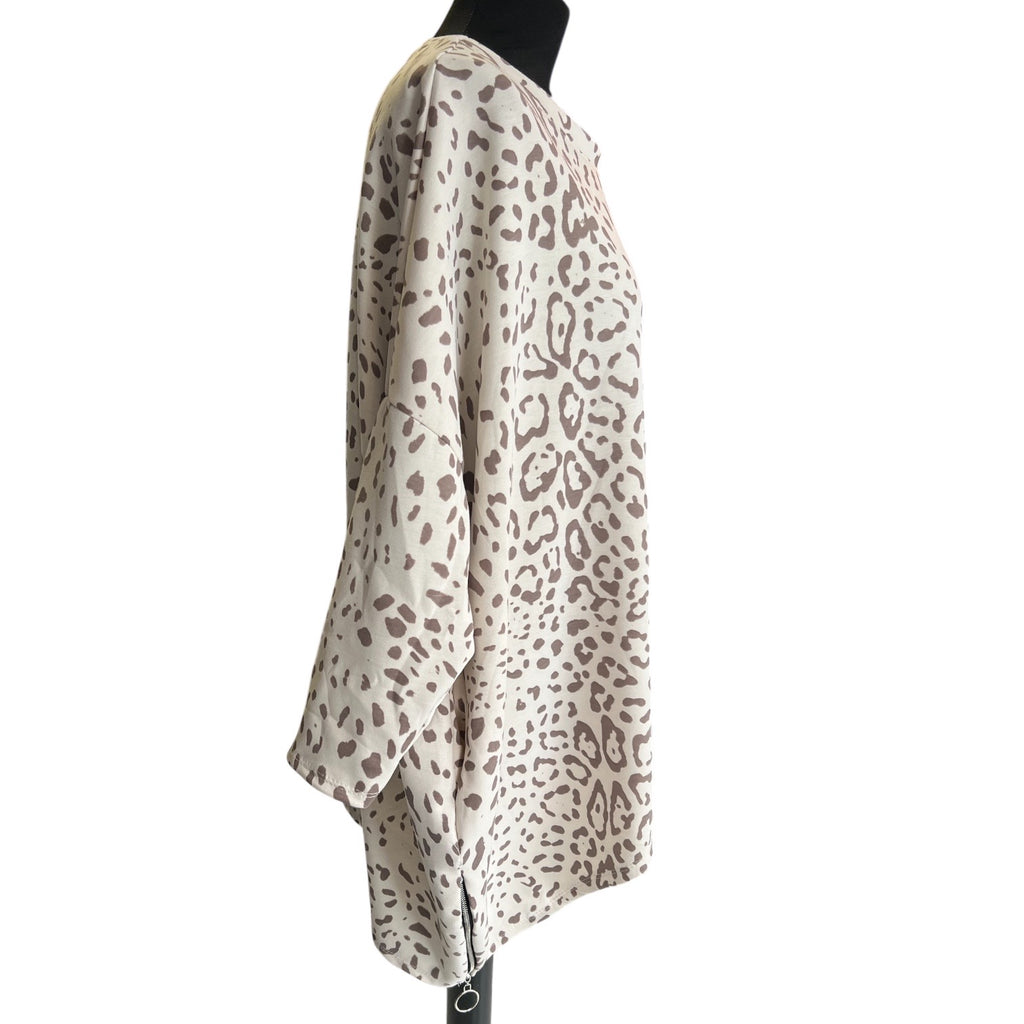 Sweatshirt met ritsjes en zakken in animal printOne size past tot maat 56