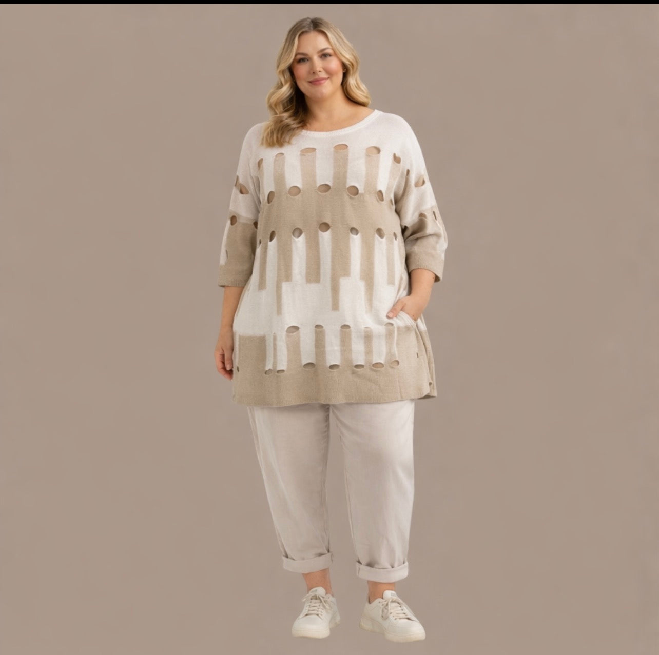 Ruime dunne ruime trui beige  /wit met gaten een maat tot maat 58