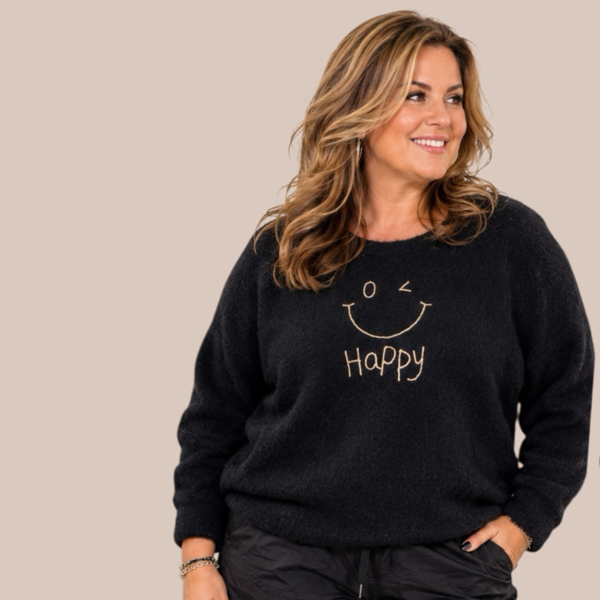 Ruime trui met Happy in goud Plus Size past tot maat 58
